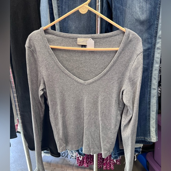 Universal Thread Tops - Womens Universal thread V-neck top size L